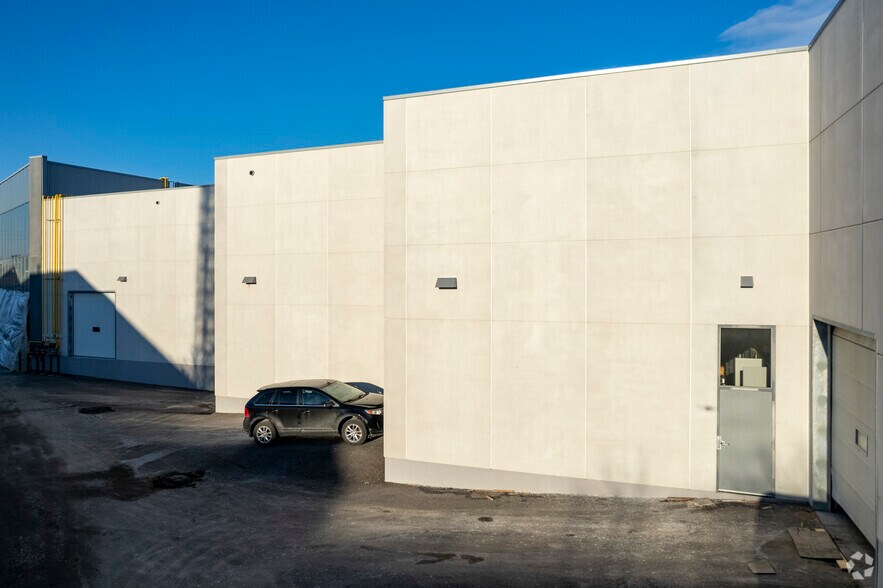 99 Great Gulf Dr, Vaughan, ON à louer - Photo du bâtiment - Image 3 de 3