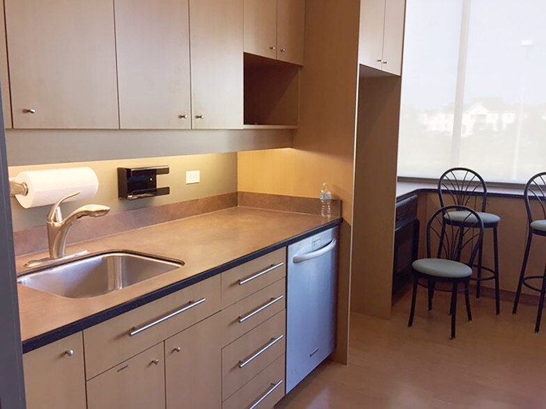 2551 Hewes Way NW, Edmonton, AB à louer - Photo intérieure - Image 3 de 9