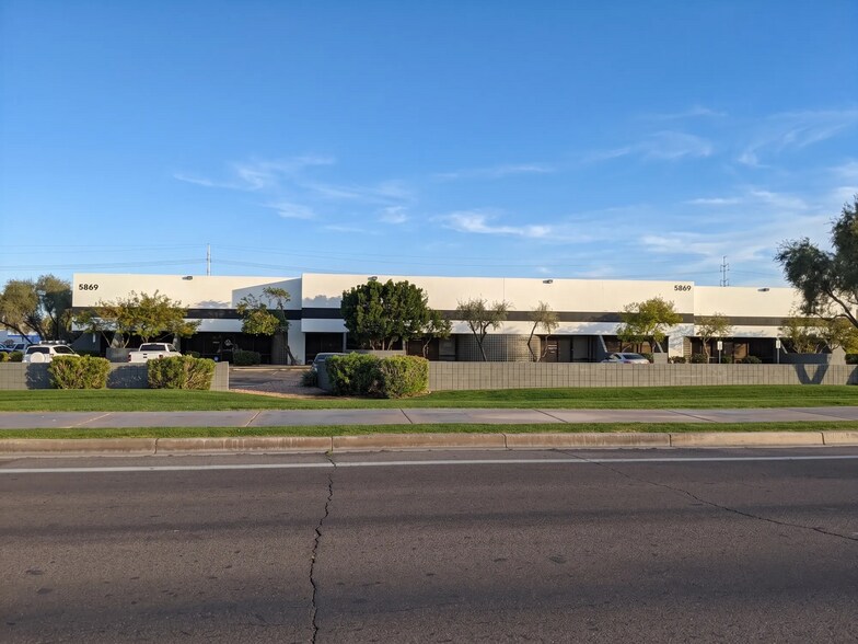 5865 S Kyrene Rd, Tempe, AZ à louer - Photo du bâtiment - Image 3 de 10
