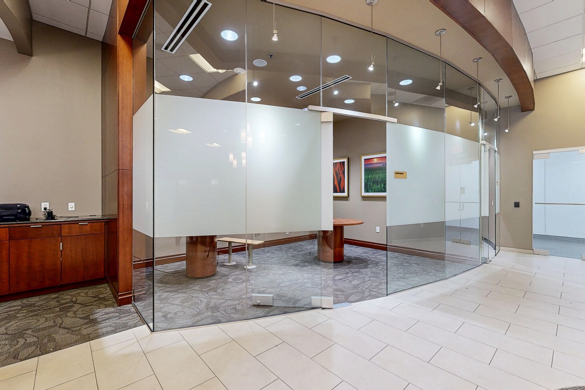 215 10th St, Des Moines, IA for lease Interior Photo- Image 1 of 3