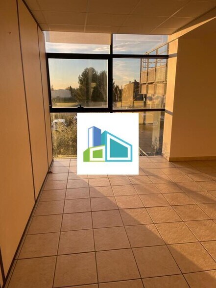 Office in Ollioules for lease - Interior Photo - Image 2 of 6