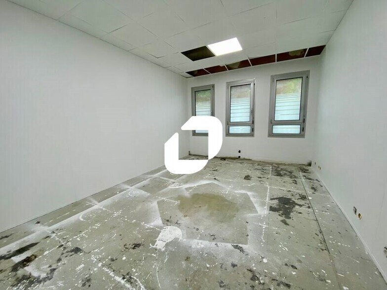 Bureau dans Clichy à louer - Photo du bâtiment - Image 2 de 15
