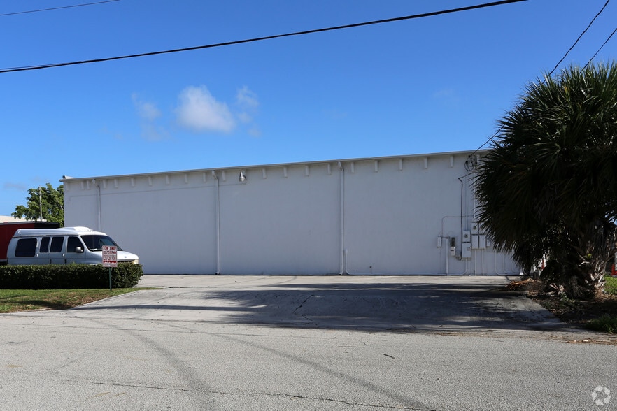 1700 Australian Ave, Riviera Beach, FL à louer - Photo du bâtiment - Image 2 de 6