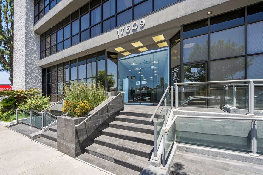 17609 Ventura Blvd, Encino, CA à louer - Photo du bâtiment - Image 2 de 9