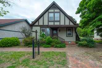 5 All Souls Cres, Asheville, NC for lease Interior Photo- Image 2 of 9