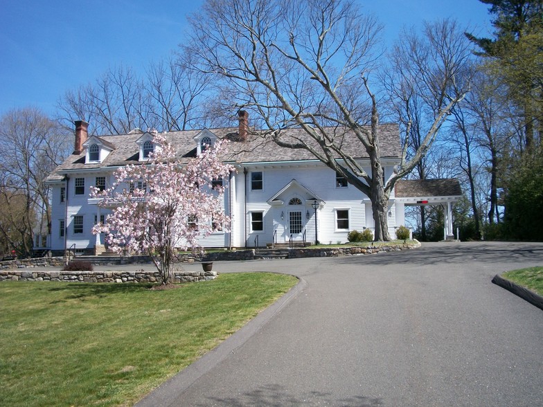 215 Post Rd W, Westport, CT for lease - Building Photo - Image 1 of 16