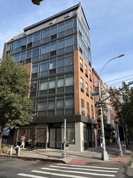 219 1st Ave, New York, NY à louer - Photo du bâtiment - Image 2 de 4