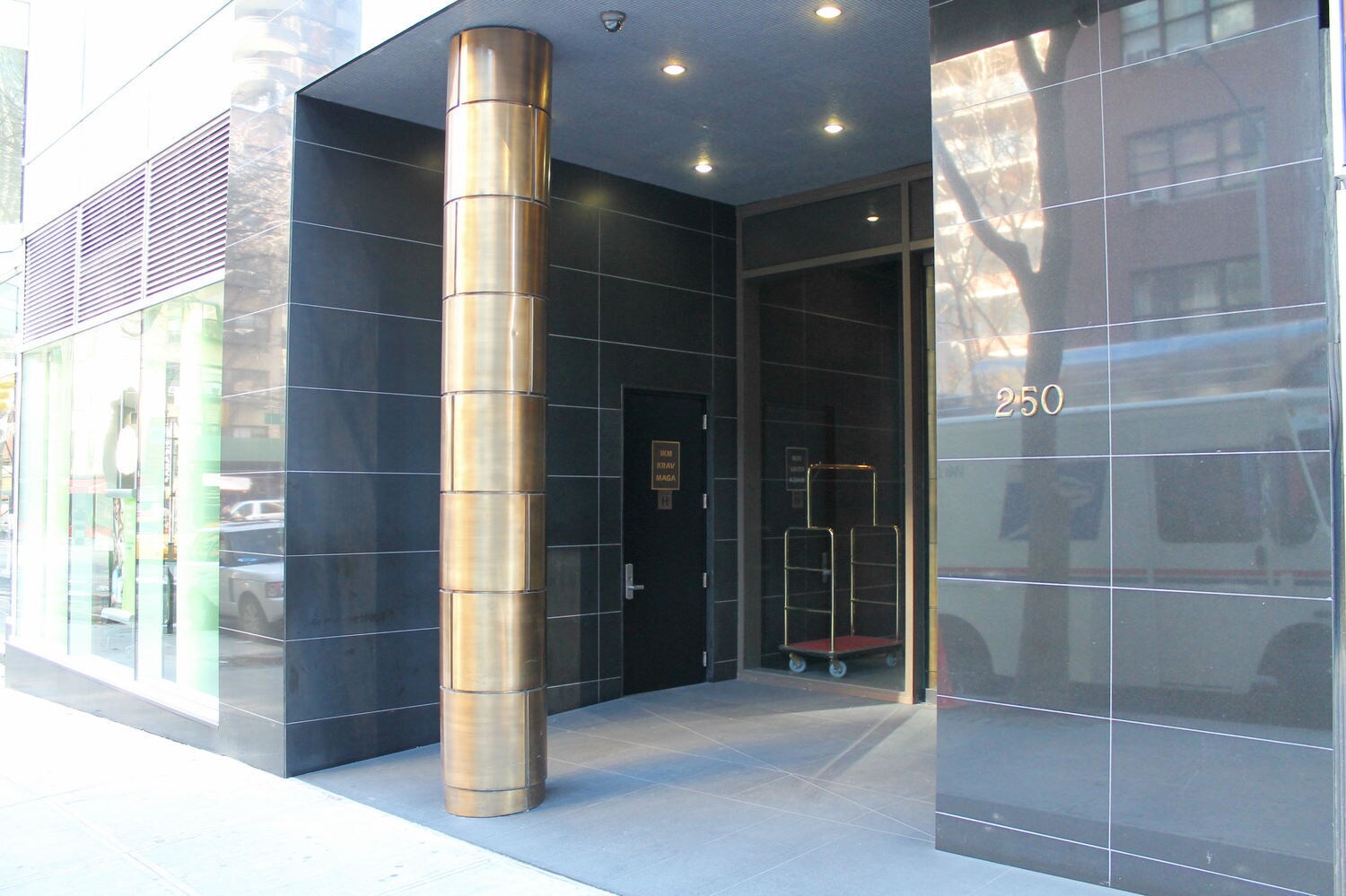 250 E 49th St, New York, NY à louer Photo du bâtiment- Image 1 de 4