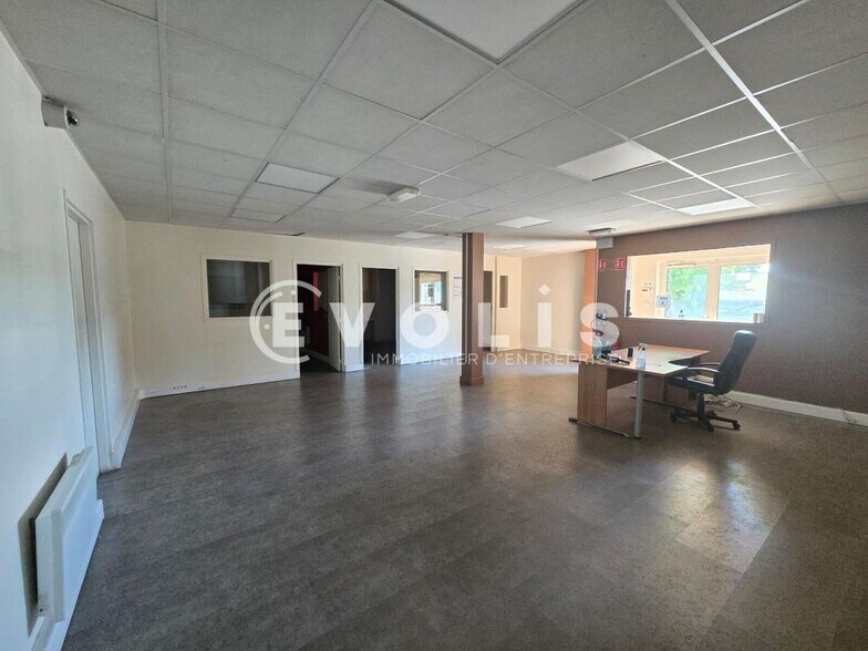 Flex in Morangis for lease - Interior Photo - Image 2 of 15