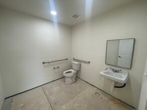 812 W Dallas St, Conroe, TX for lease Interior Photo- Image 2 of 3