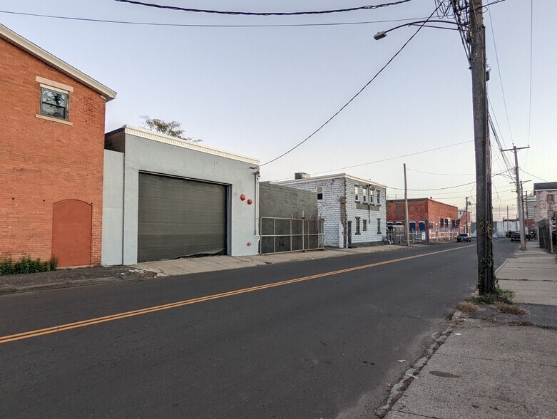 72-116 Knowlton St, Bridgeport, CT for lease - Building Photo - Image 1 of 8