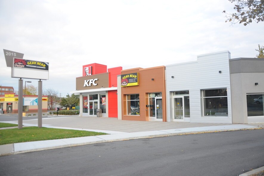 2015 Robertson Rd, Ottawa, ON à louer - Photo du bâtiment - Image 2 de 5