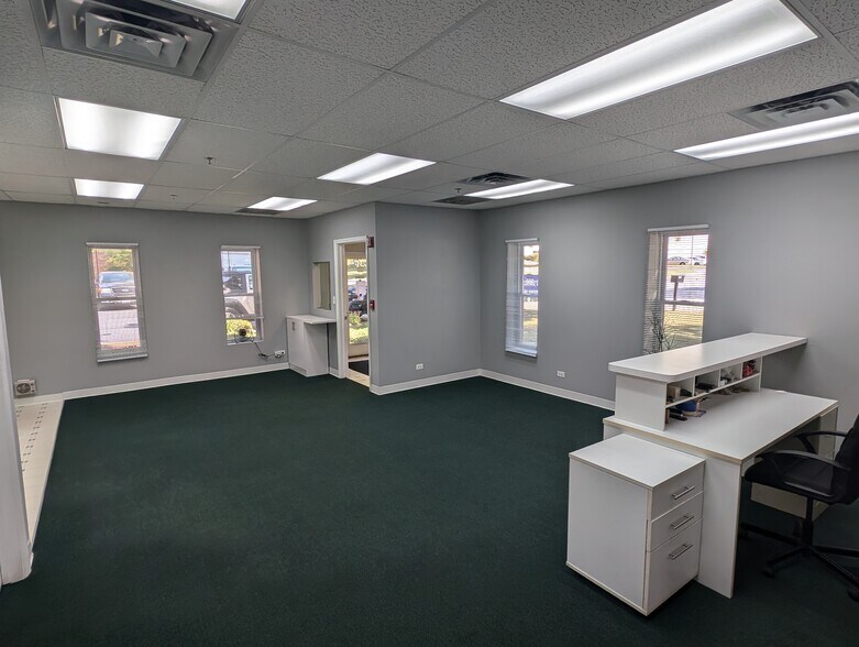 851 N Raddant Rd, Batavia, IL for lease - Building Photo - Image 3 of 7