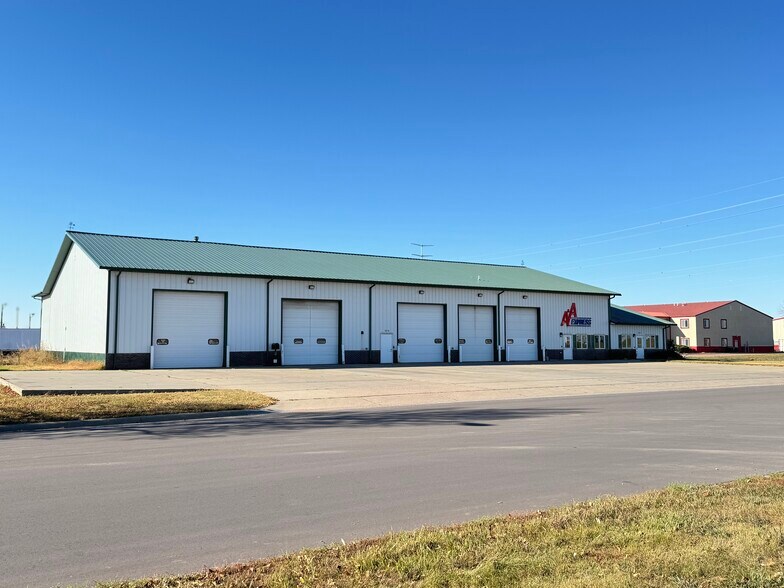 1015 N 9th Ave, Brandon, SD à louer - Photo du bâtiment - Image 1 de 26