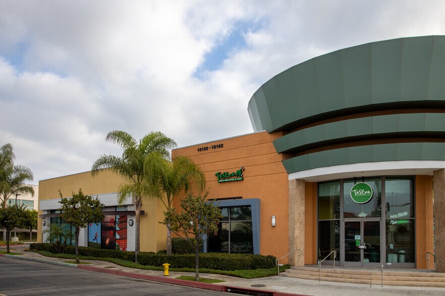 18120-18182 Pioneer Blvd, Artesia, CA à louer - Photo du bâtiment - Image 2 de 13