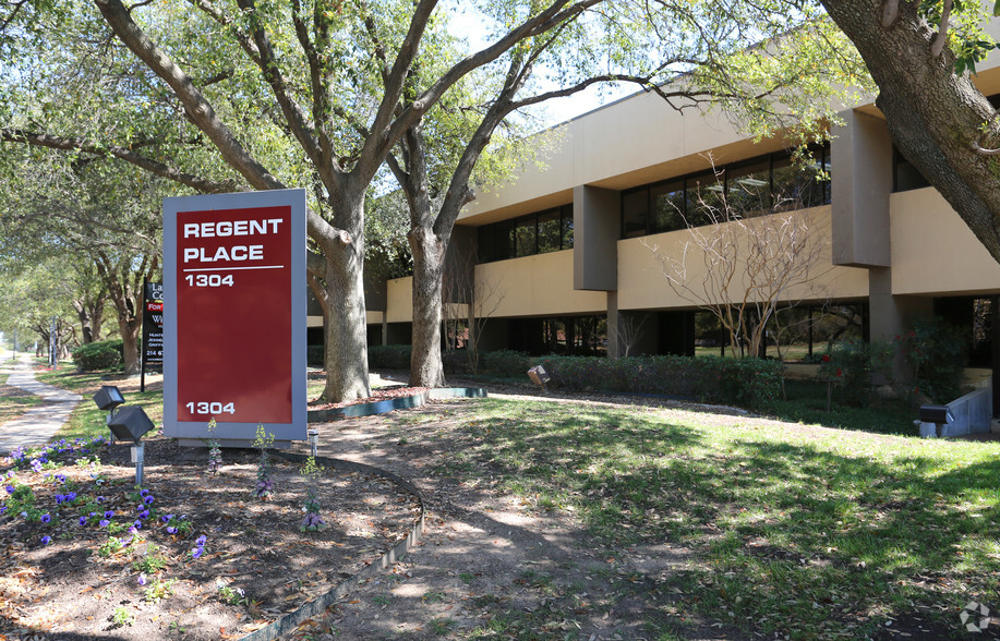 1304 W Walnut Hill Ln, Irving, TX à louer - Photo principale - Image 1 de 27