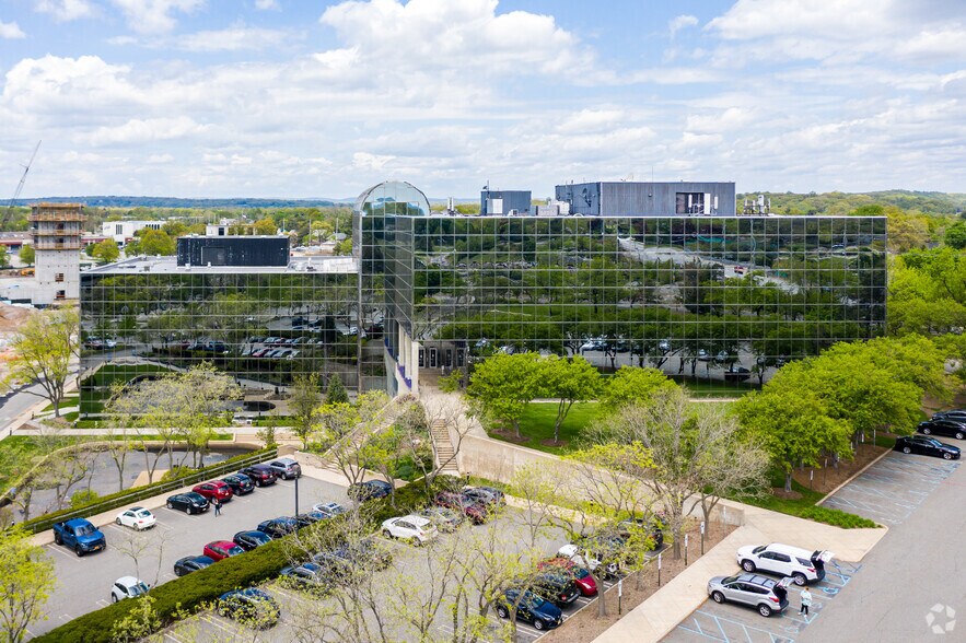 140 E Ridgewood Ave, Paramus, NJ à louer - Photo du bâtiment - Image 3 de 6