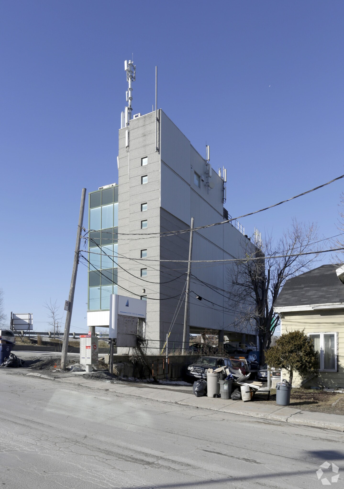 1555 Boul Des Laurentides, Laval, QC à louer Photo principale- Image 1 de 3