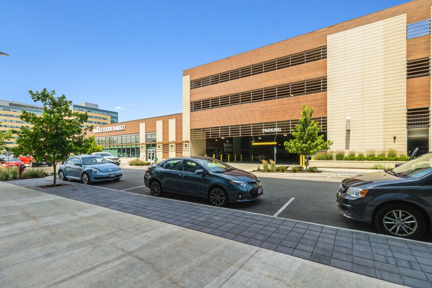 4710 Madison Yards Way, Madison, WI à vendre - Photo du bâtiment - Image 2 de 14