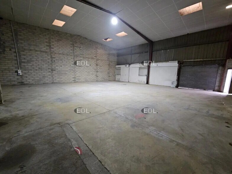 Flex in Crosne for lease - Interior Photo - Image 1 of 4