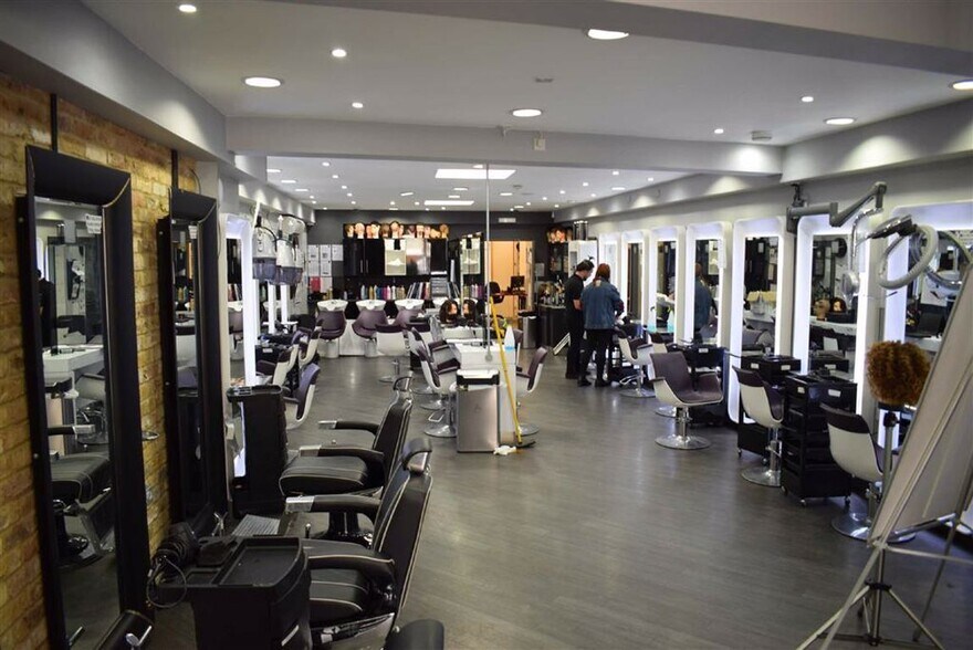 20-22 Forest Rd, Loughton à vendre - Photo du bâtiment - Image 2 de 10