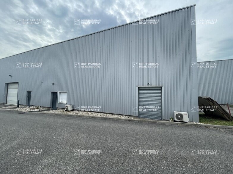 Flex in Brignais for lease - Building Photo - Image 2 of 9