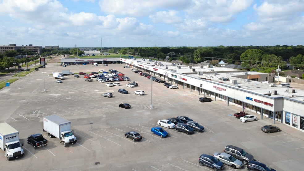 9700-9950 Fondren Rd, Houston, TX for lease - Building Photo - Image 2 of 11