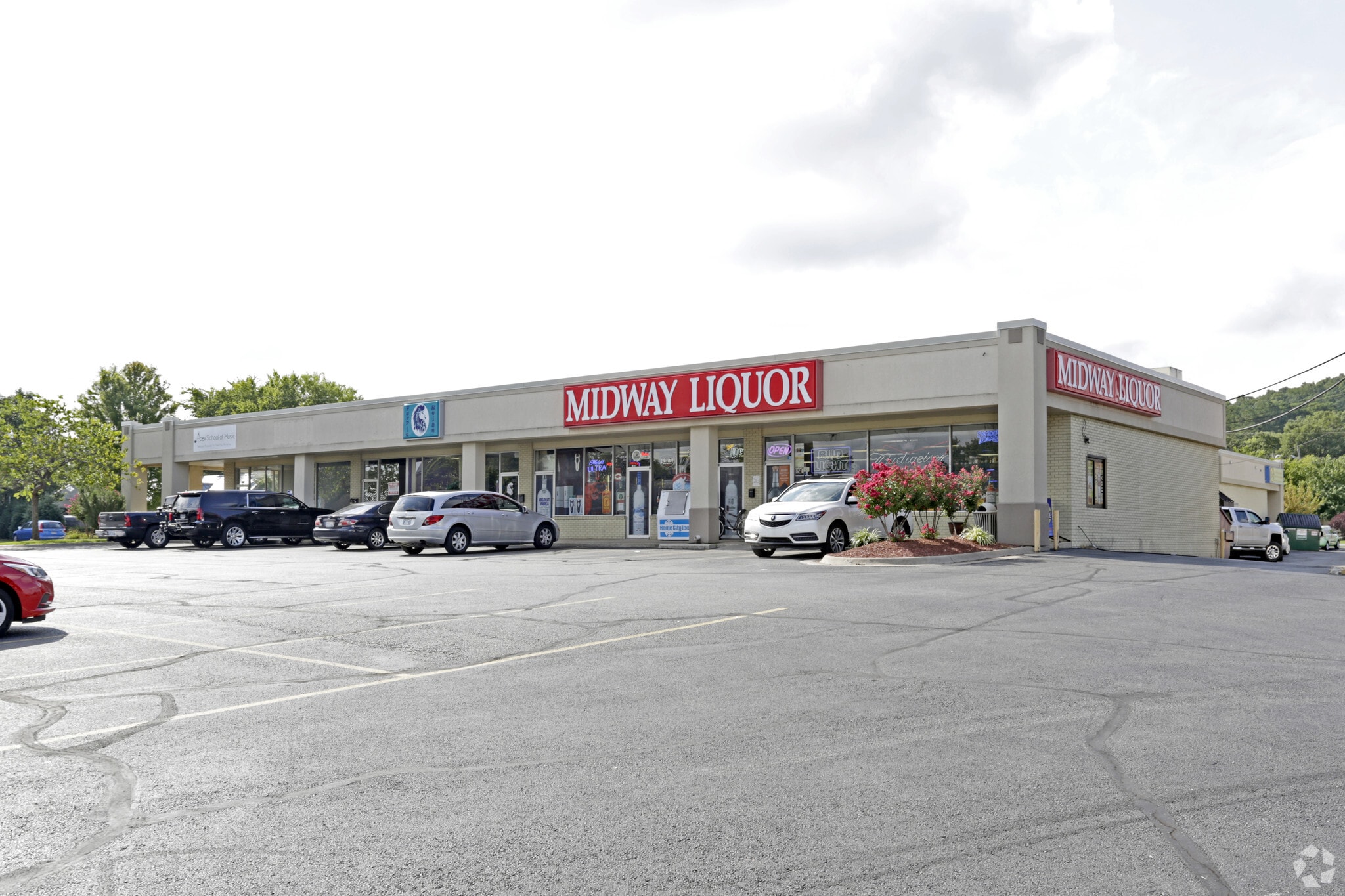 908 E Rolling Hills Dr, Fayetteville, AR for lease Primary Photo- Image 1 of 2