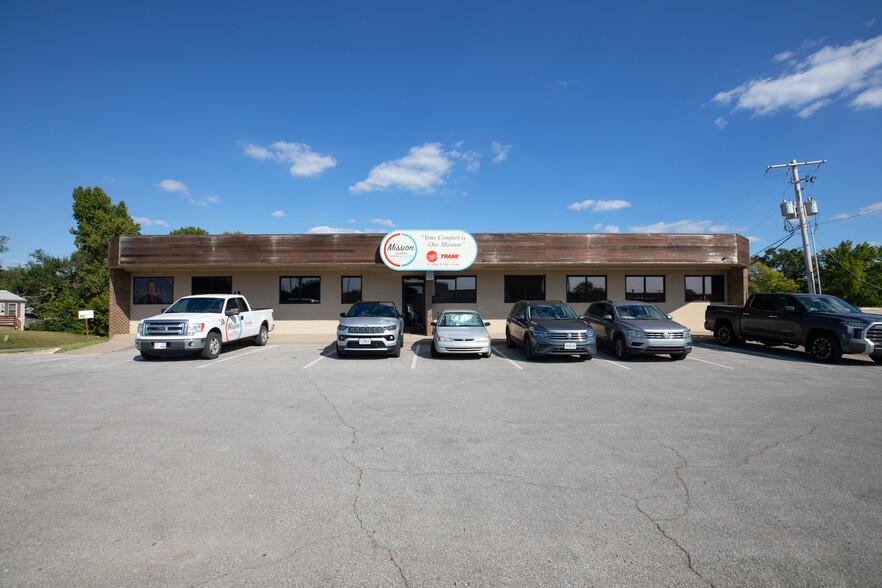 5725 Nieman Rd, Shawnee, KS for lease - Building Photo - Image 1 of 14