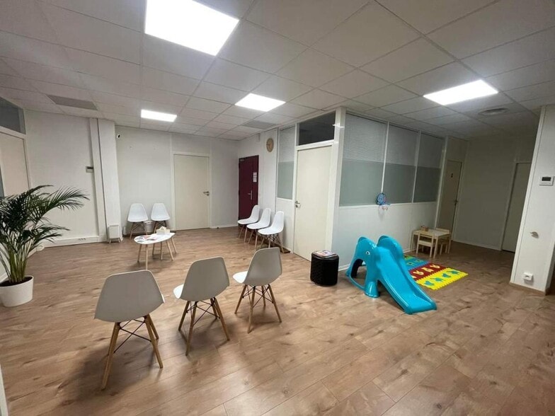 Office in Aix-en-Provence for lease - Interior Photo - Image 2 of 6