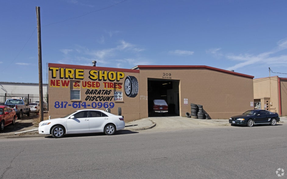 209 E Division St, Arlington, TX for lease - Building Photo - Image 3 of 9