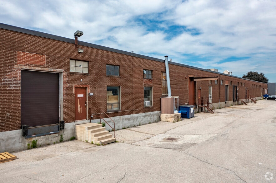 101-103 Brisbane Rd, Toronto, ON à louer - Photo du bâtiment - Image 3 de 7