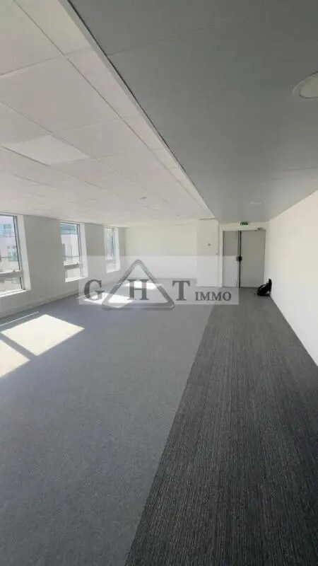 Office in Saint-Ouen-sur-Seine for lease Interior Photo- Image 1 of 9