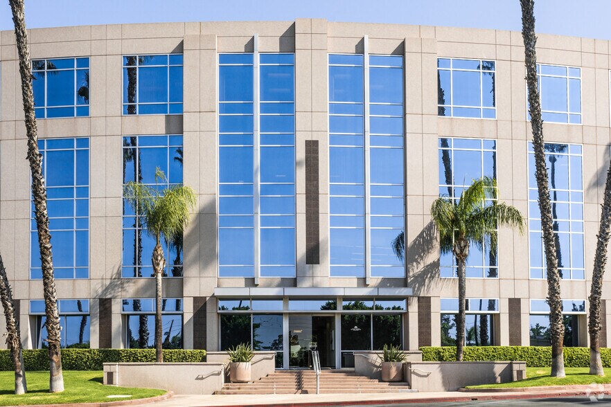 10 Pointe Dr, Brea, CA à louer - Photo du bâtiment - Image 3 de 6