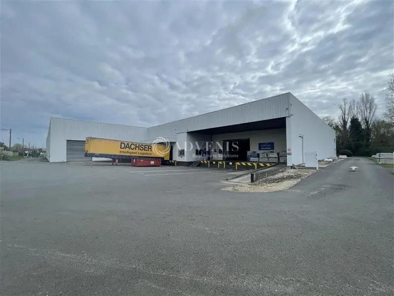 Industrial in Carbon-Blanc for lease Building Photo- Image 1 of 13