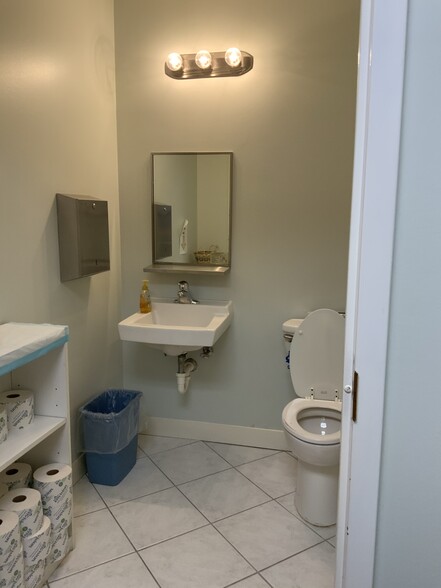 1701 SE Hillmoor Dr, Port Saint Lucie, FL for lease - Interior Photo - Image 2 of 22