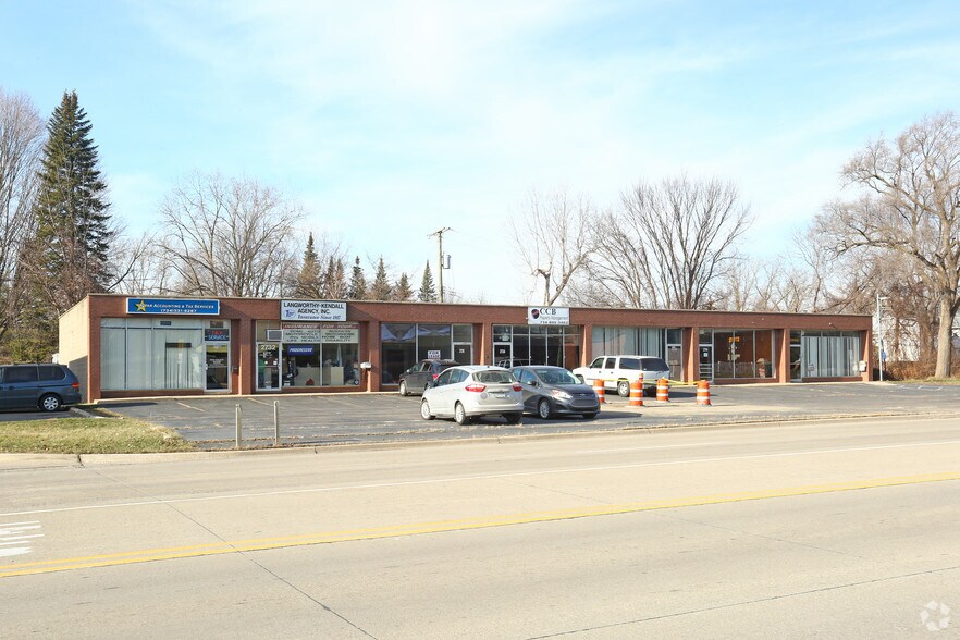 2708-2736 S Newburgh Rd, Westland, MI à louer - Photo du bâtiment - Image 2 de 9