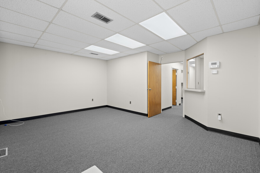 961-971 Oakwood Dr, Rochester, MI for lease - Interior Photo - Image 3 of 29