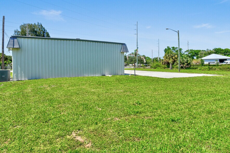 3801 Okeechobee Rd, Fort Pierce, FL à louer - Photo du bâtiment - Image 3 de 11