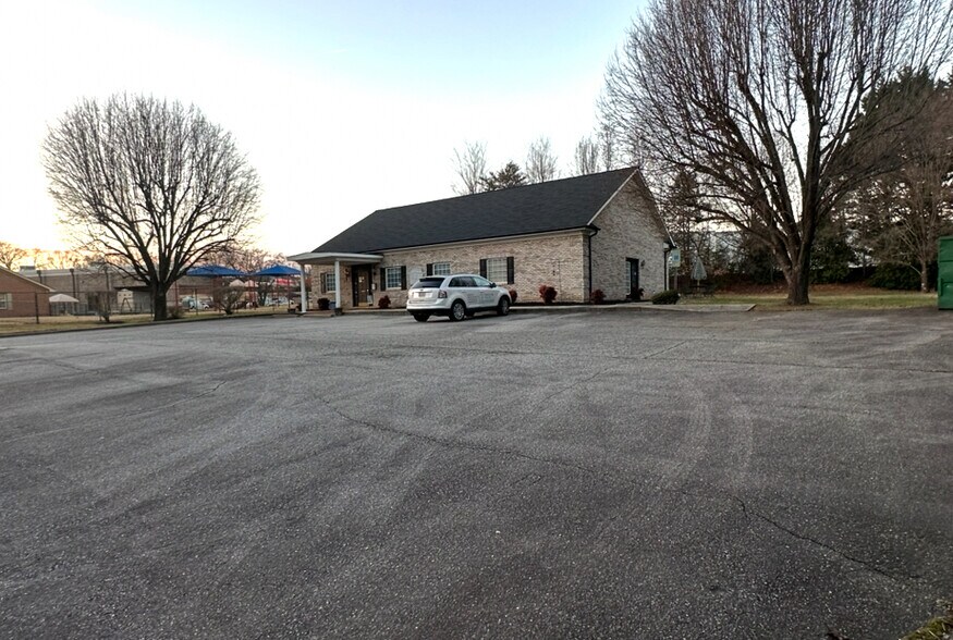 1011 Masten Dr, Kernersville, NC à vendre - Photo du bâtiment - Image 2 de 14