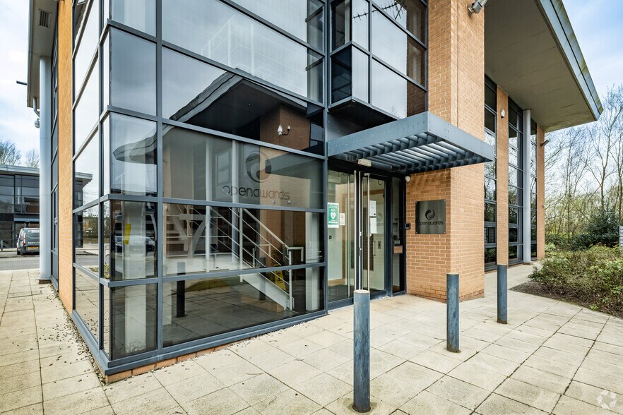 De Havilland Dr, Liverpool à louer - Photo du bâtiment - Image 3 de 3