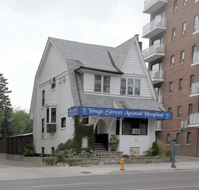 Plus de détails pour 2722 Yonge St, Toronto, ON - Commerce de détail à vendre