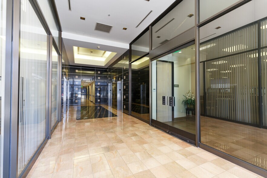 16255 Ventura Blvd, Encino, CA à louer - Hall d’entrée - Image 2 de 11