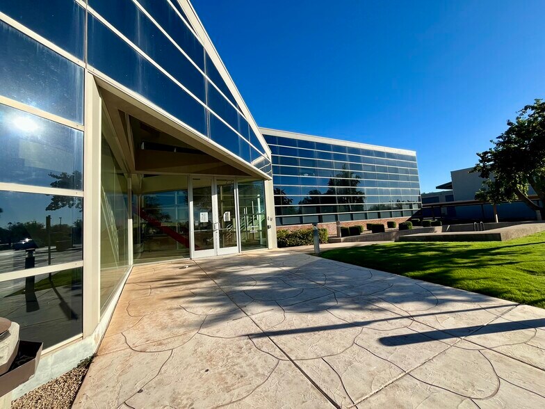 7320 E Butherus Dr, Scottsdale, AZ à louer - Photo du bâtiment - Image 2 de 17