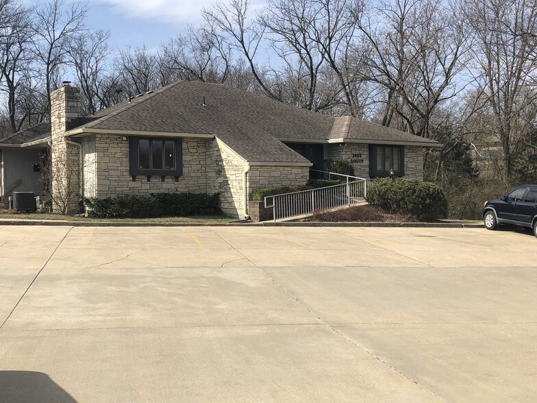 3600 SW Burlingame Rd, Topeka, KS à louer - Photo du bâtiment - Image 2 de 9