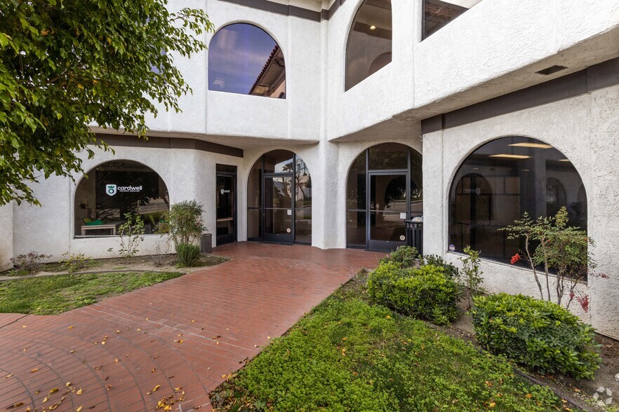 9795 Cabrini Dr, Burbank, CA for lease - Building Photo - Image 2 of 5