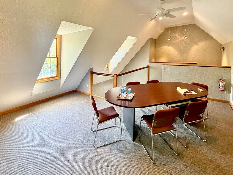 255 Park Pl, Chagrin Falls, OH à louer - Photo du bâtiment - Image 2 de 10