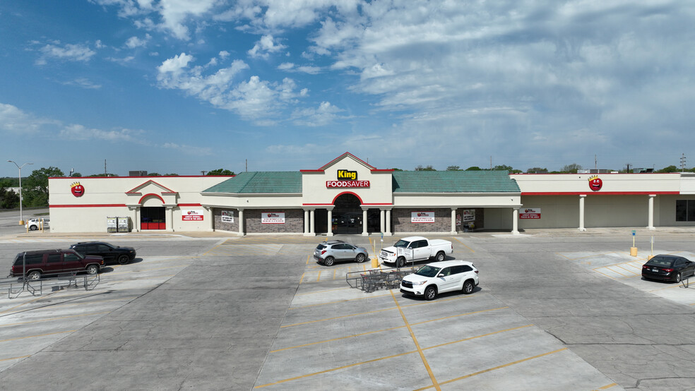 100 Hall St, Coffeyville, KS for lease - Building Photo - Image 3 of 9