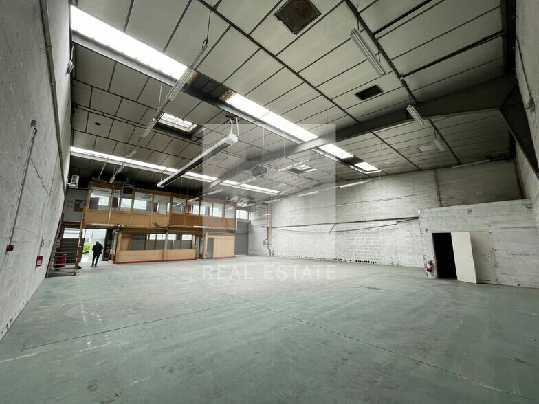 Flex in SAINT EGREVE for lease - Interior Photo - Image 1 of 8