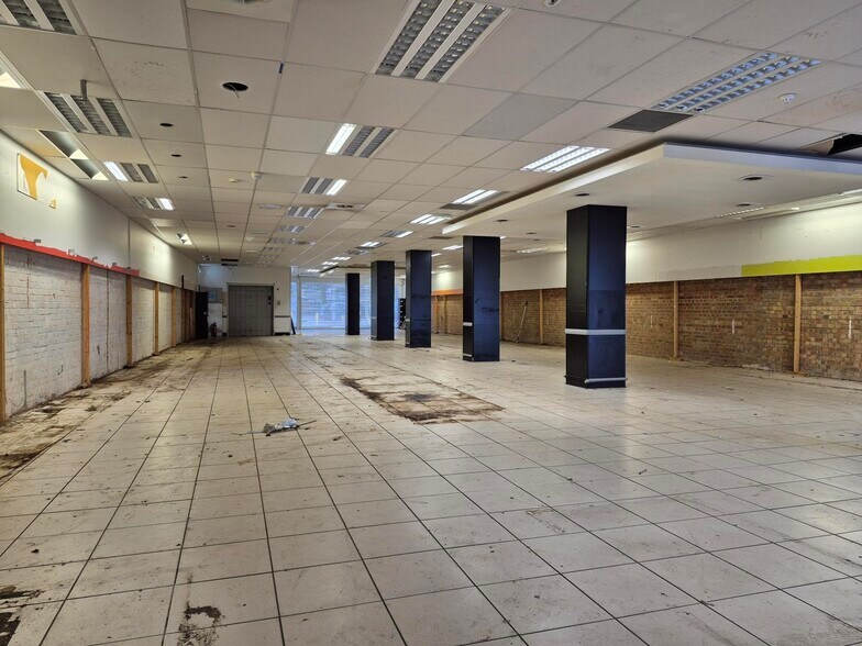 309-311 Lymington Rd, Christchurch à louer - Photo du bâtiment - Image 3 de 4